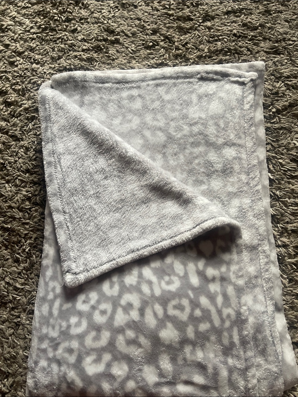 LEOPARD THROW BLANKET - Picture 3 of 3
